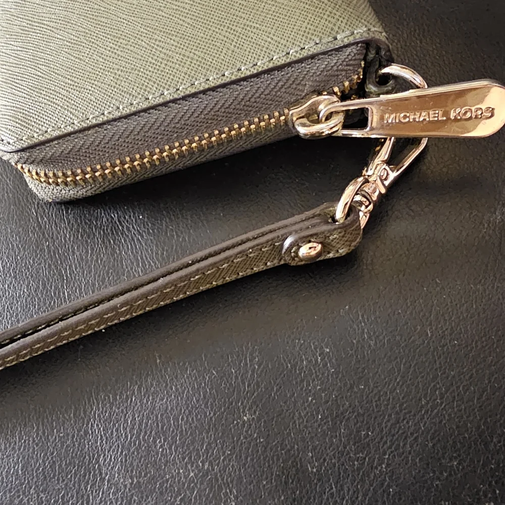 Michael Kors Large Continental Wallet Saffiano leather Olive NWOT - Picture 6 of 16